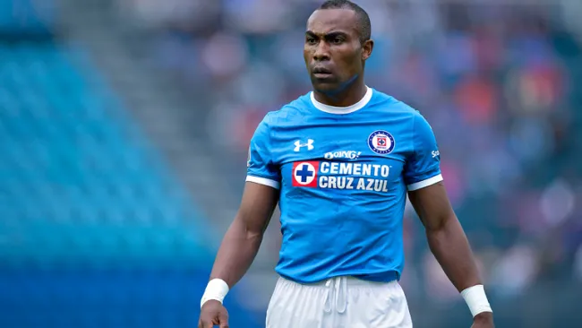 Joffre Guerrón disputa un partido con Cruz Azul en el A2016