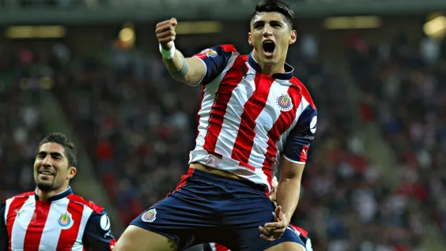 Alan Pulido celebra una anotación con Chivas en el A2016
