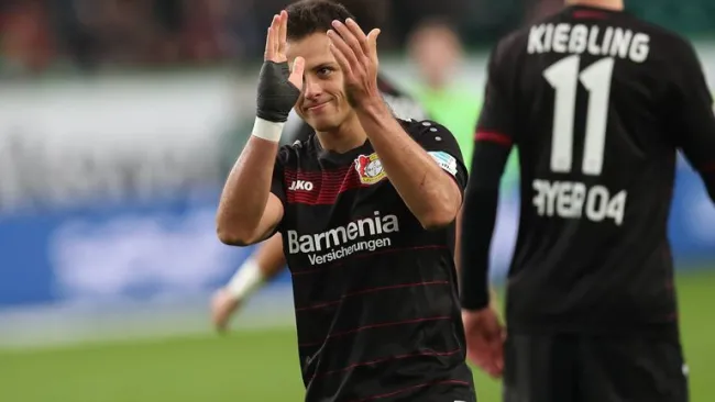 Javier Henrández aplaude en partido del Bayer Leverkusen