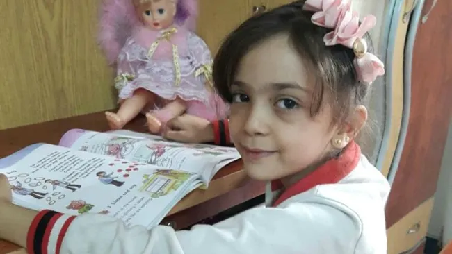 Bana se encuentra leyendo en su refugio