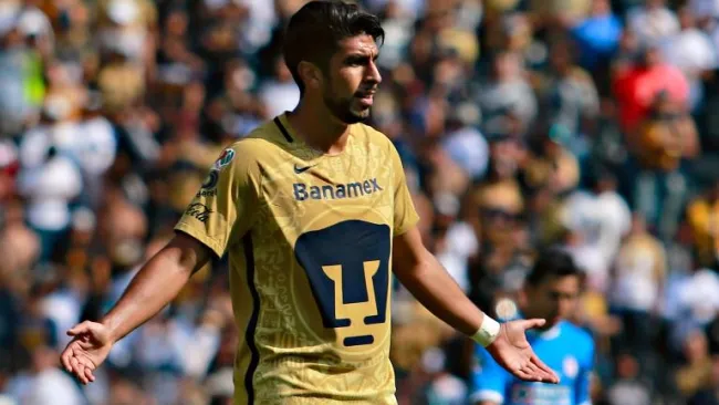 Lalo Herrera reclama en un duelo con los Pumas