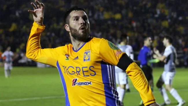 Gignac simula hipnotizar en un festejo de gol