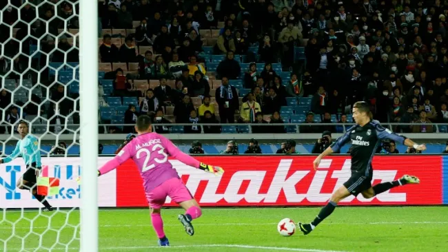 CR7 anotando su gol 500 ante Moisés Muñoz