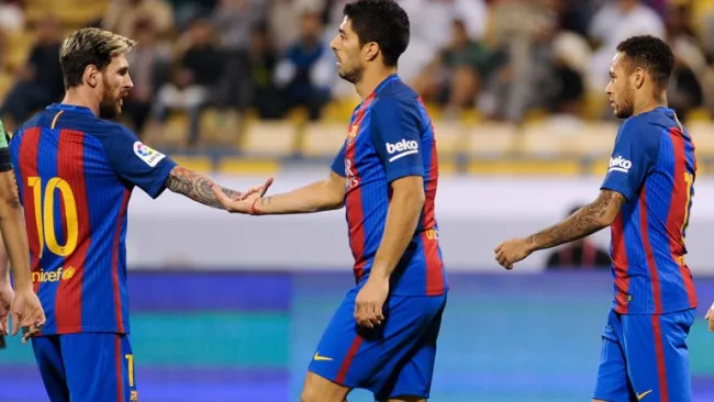 Luis Suárez celebra un gol con Messi y Neymar