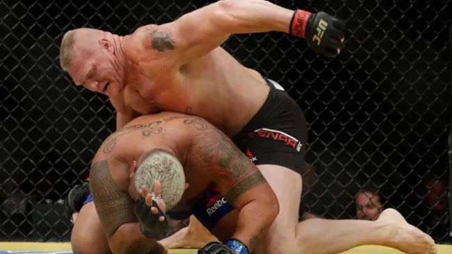 Brock Lesnar golpea a Mark Hunt en UFC 200
