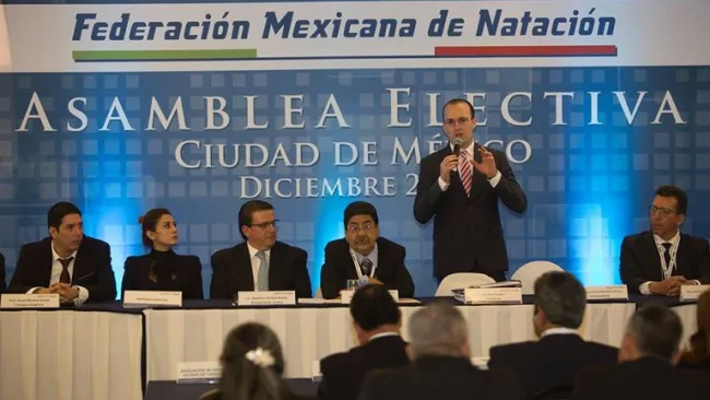 Kiril Todorov, dando un mensaje durante la asamblea electiva de la FMN