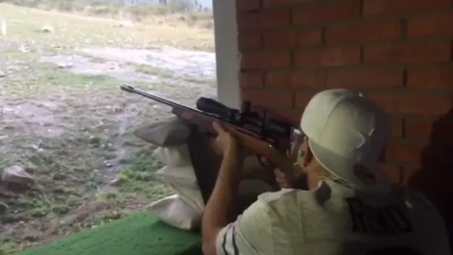 Gignac apunta en práctica de tiro con rifle