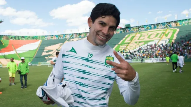 Jonny Magallón saluda a la cámara durante su paso por León