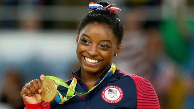 Simone Biles sonríe al obtener Oro en Río 2016