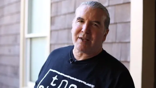 Scott Hall posa para una fotografía