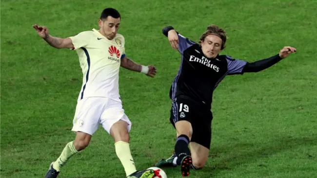 Sambueza y Modric en busca del balón en la Semifinal del Mundial de Clubes