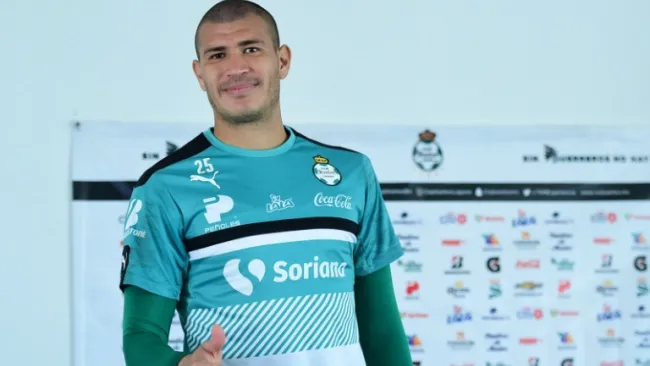 Chatón Enríquez tras finalizar una conferencia de prensa