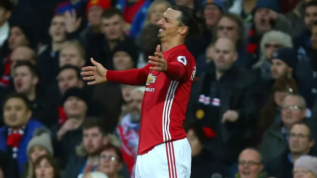 Ibrahimovic gesticula durante un partido con el United