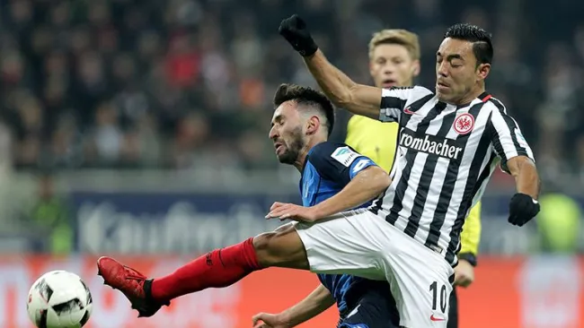 Marco Fabián disputa el esférico en un juego con el Frankfurt