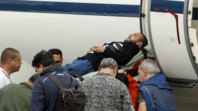 Alan Ruschel es trasladado al avión que lo llevará a Brasil 