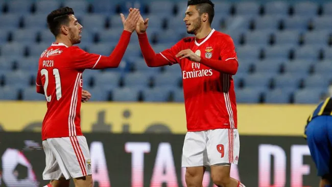 Raúl Jiménez celebra un gol con el Benfica
