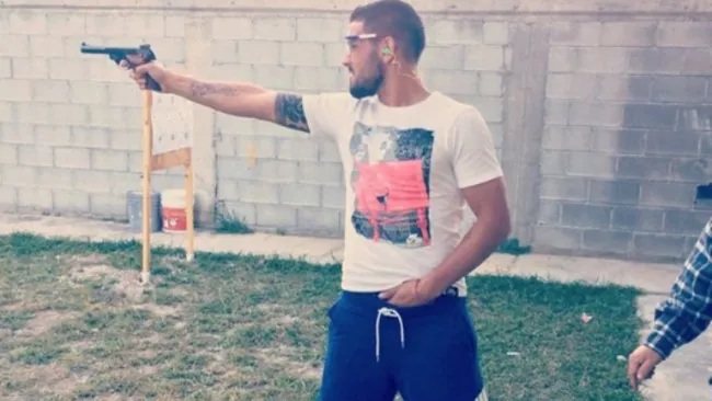 Delort apunta con un arma de fuego