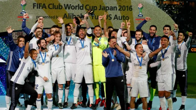 Jugadores del Madrid festejan el título el Mundialito 