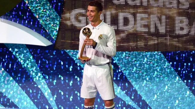 Cristiano Ronaldo posa junto a su trofeo en el Mundialito