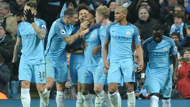 Jugadores felicitan a Sterling tras la anotación del triunfo 