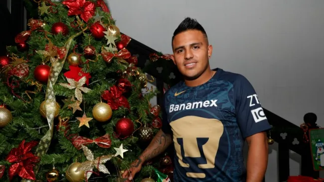 Cortés posa con un árbol navideño