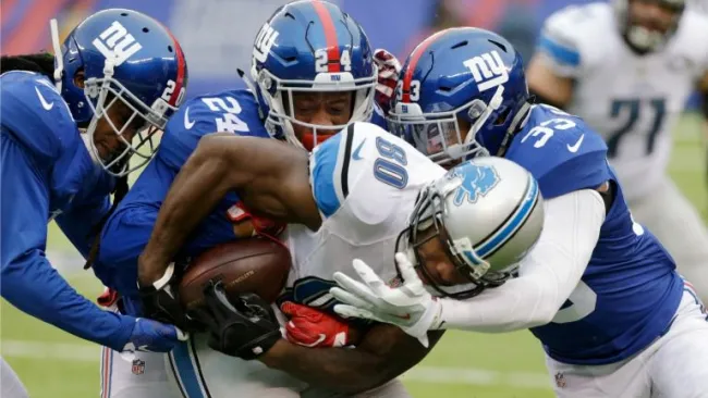 Anquan Boldin es tacleado por Janoris Jenkins, Eli Apple y Andrew Adams