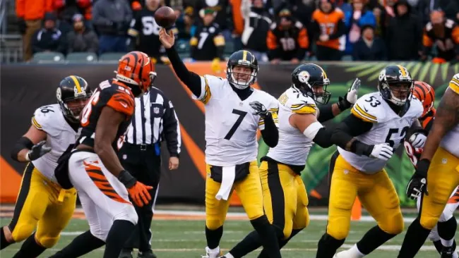 Ben Roethlisberger lanza un pase en el juego Bengals vs Steelers 