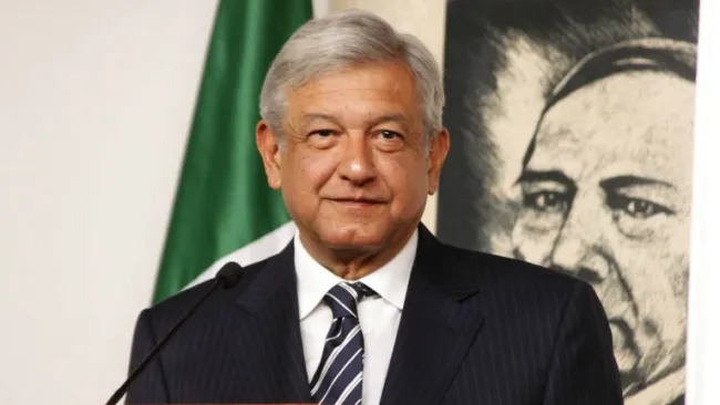 AMLO posa en para una fotografía