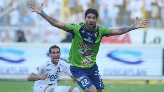 Sebastián Abreu celebra un gol en la Final frente al Alianza