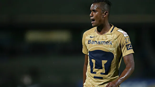Fidel Martínez en un juego de Pumas