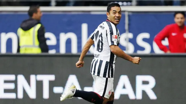 Marco Fabián festeja un gol con el Eintracht de Frankfurt