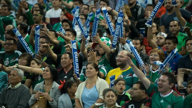 Afición azteca anima durante un juego del Tri