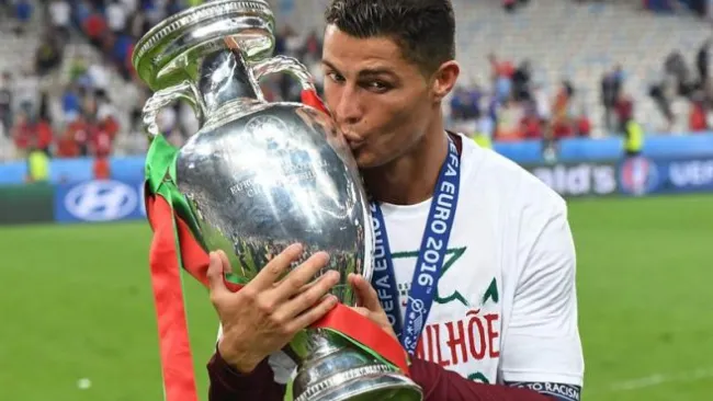 CR7 besa el título de la Euro tras vencer a Francia 