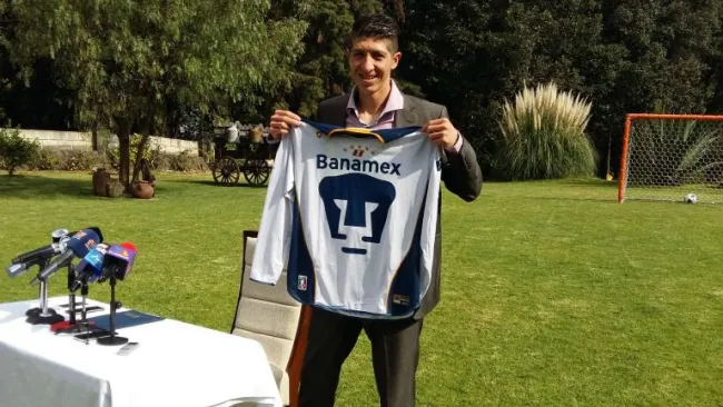 Pikolín posa con la playera del Bicampeonato de los Pumas