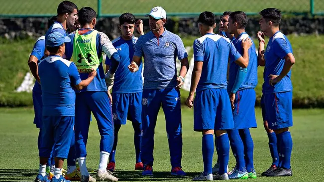 Paco Jémez da plática a jugadores de Cruz Azul