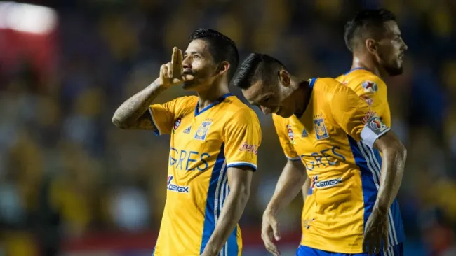 Javier Aquino celebra un gol con Tigres