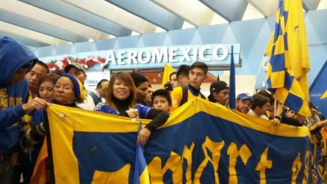 Afición de Tigres en el Aeropuerto Internacional General Mariano Escobedo