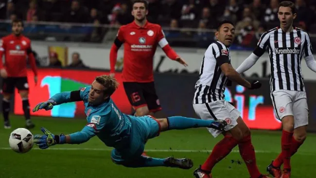 Marco Fabián remata a portería en el juego Eintracht vs Mainz 