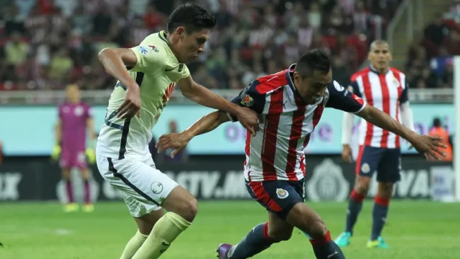 Edwin Hernández y Edson Álvarez pelean un balón