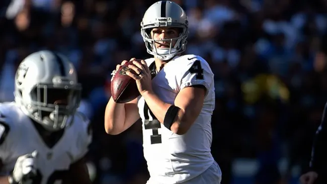 Derek Carr se prepara para lanzar un pase