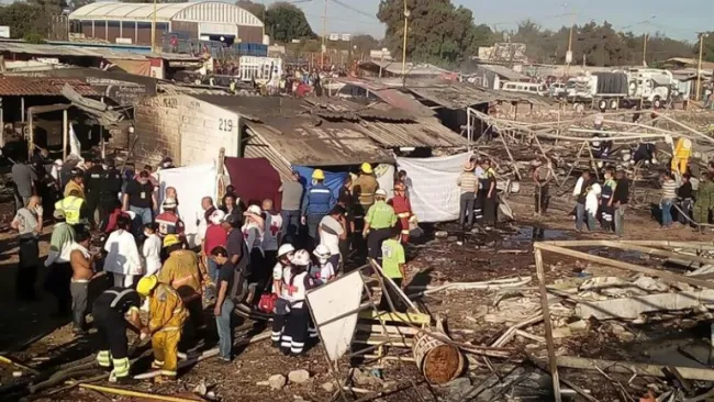 Bomberos exploran la zona de la explosión