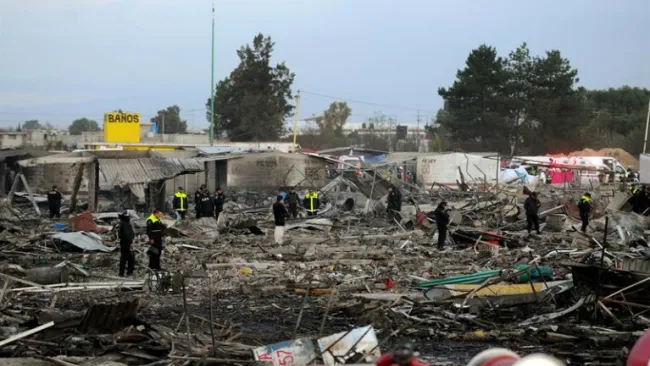 Policías resguardan la zona de la explosión
