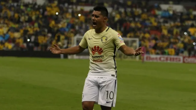 Osvaldito Martínez festeja un gol con América