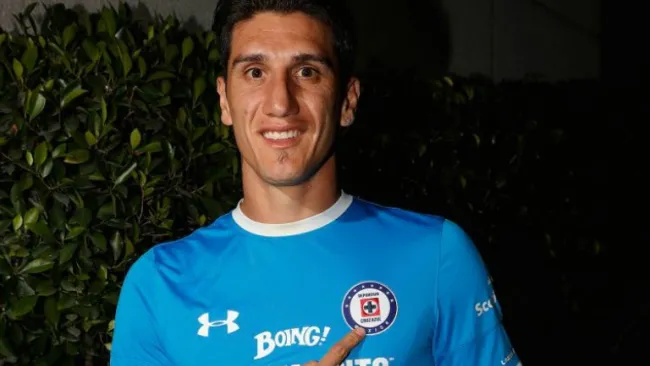 Gabriel Peñalba posa con la camiseta celeste para el lente de RÉCORD