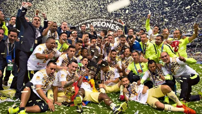 Jugadores de América festejan con el trofeo de Concacaf