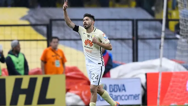 Oribe Peralta celebra un gol en el Estadio Azteca 