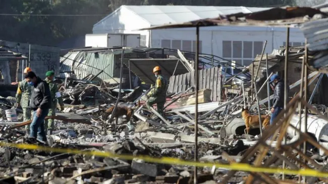 Momento en que investigan la explosión en Tultepec