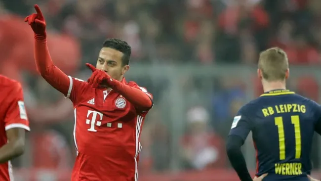Thiago festeja una anotación contra el Leipzig