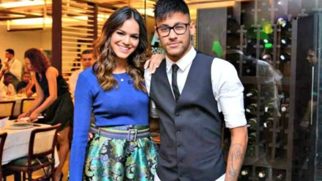 Bruna y Neymar posan afuera de un restaurante