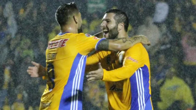 Delort y el 'Bómboro' festejan una anotación contra Pumas